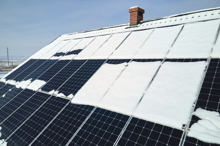 Toit enneigé équipé d'une installation photovoltaïque