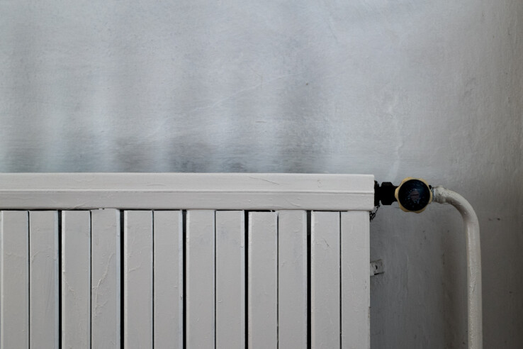 La présence de noir de fumée au-dessus d'un radiateur est un signe typique de « fogging » dans l'appartement.