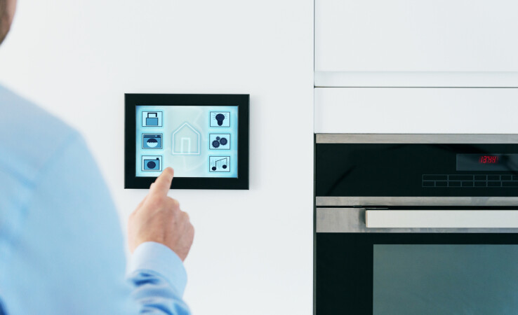Planifiez rigoureusement le budget de votre maison connectée : les installations, par exemple des écrans encastrés, entraînent des coûts élevés.