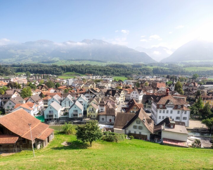 Un village en Suisse, image symbolique des impôts fonciers et de l'accession à la propriété
