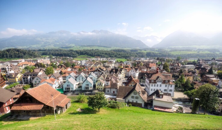Dorf in der Schweiz als Symbolbild für Immobiliensteuern und Wohneigentum
