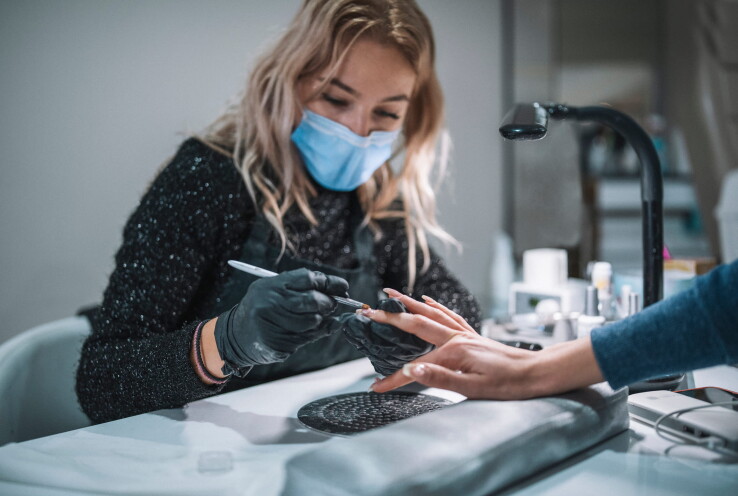 Un salon de manucure dans un appartement en copropriété, comme exemple illustrant l'utilisation à des fins commerciales d'un appartement en copropriété.