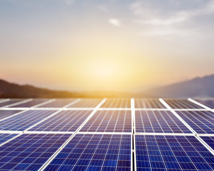 Une installation photovoltaïque sur le toit produit de l'électricité à partir de l'énergie solaire