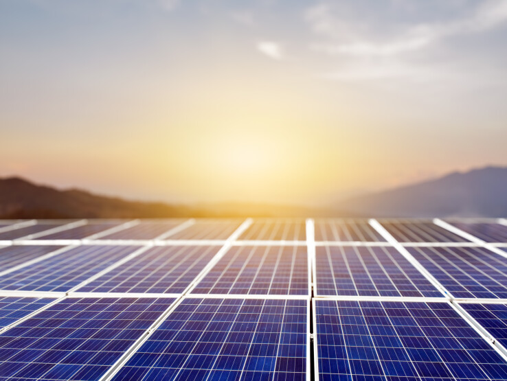 Eine Photovoltaikanlage auf dem Dach bringt Strom aus Sonnenenergie