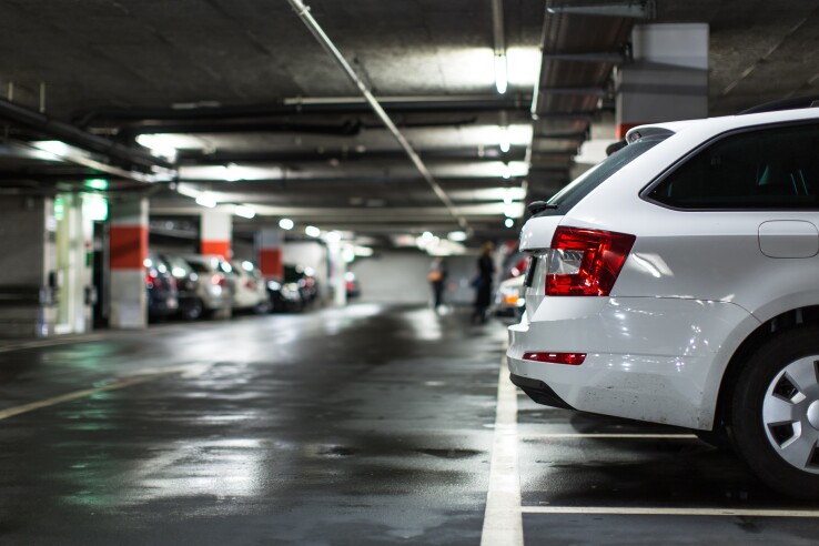 Parking souterrain où sont garés plusieurs véhicules.