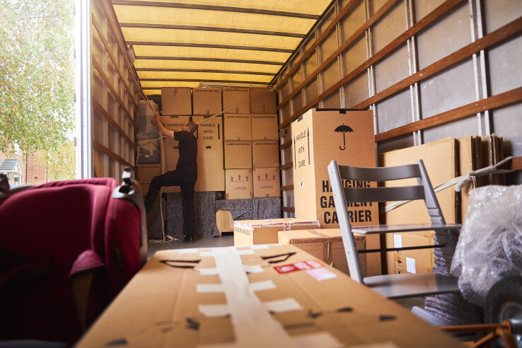 Des cartons de déménagement sont prêts pour un déménagement dans un autre canton