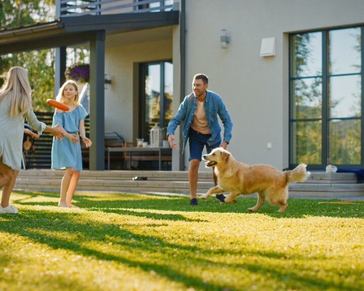Une maison individuelle et une famille, symboles d'une couverture d'assurance complète pour les propriétaires de logements.