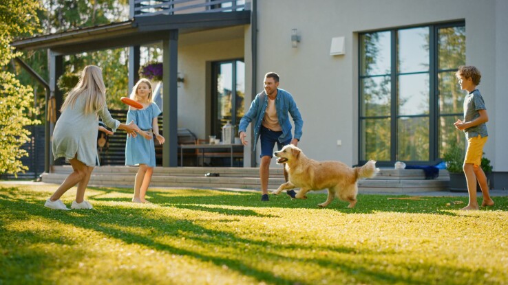 Une maison individuelle et une famille, symboles d'une couverture d'assurance complète pour les propriétaires de logements.