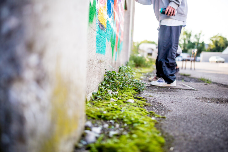 Graffiti sur la façade d'un immeuble à la suite d'un acte de vandalisme – mur extérieur endommagé d'un immeuble d'habitation en Suisse.
