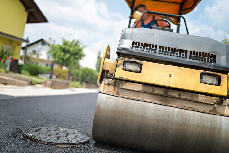 Rouleau compresseur lors de travaux de construction – les vibrations peuvent causer des dégâts aux bâtiments voisins.