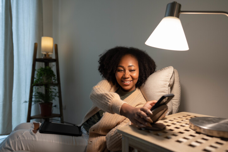 Une pièce à vivre avec un éclairage d'ambiance qui met en valeur les teintes de lumière chaudes et froides du logement.