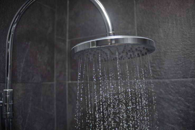 Les systèmes de production d'eau chaude permettent de prendre des douches à température agréable, en été comme en hiver