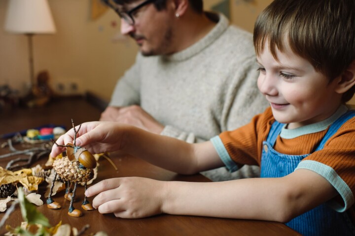 Bricolages de Noël avec les enfants : des animaux sur des pommes de pin