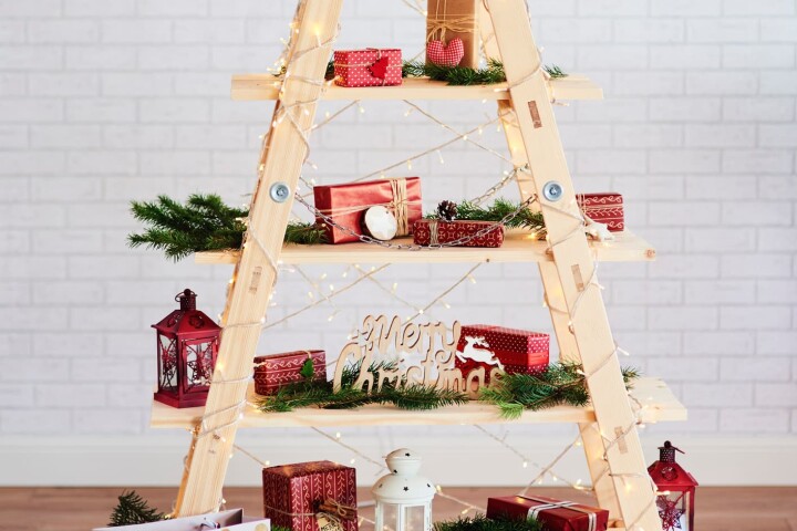 Une échelle peut se transformer en sapin de Noël stylisé.