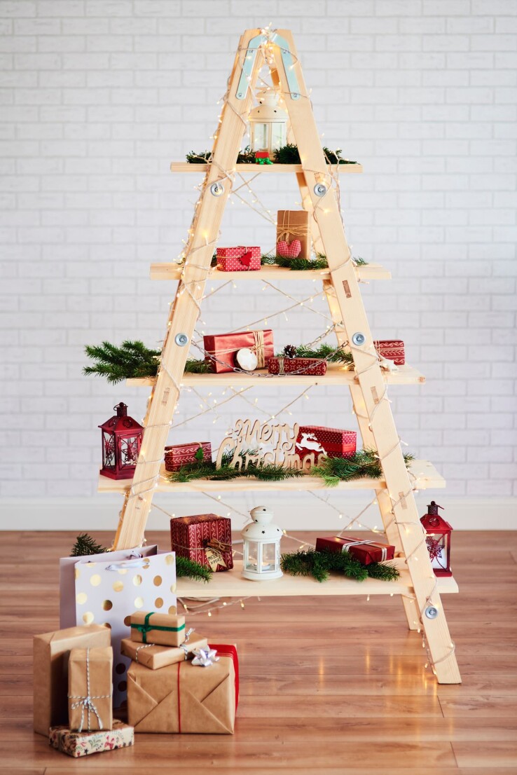 Une échelle peut se transformer en sapin de Noël stylisé.