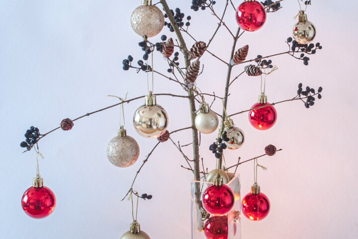 Autres options : un Noël festif sans sapin, une composition de branches dans un vase