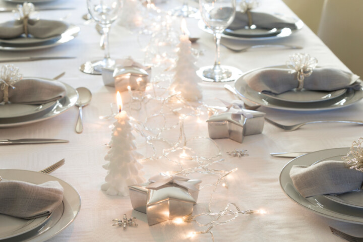 Une table dressée pour Noël, toute en blanc