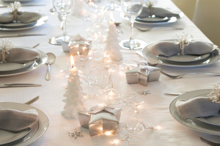 Une table dressée pour Noël, toute en blanc