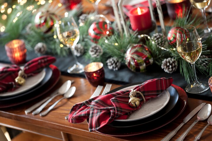 Rien ne rend mieux l'esprit de Noël que cette trilogie aux couleurs traditionnelles : rouge, or et vert foncé.