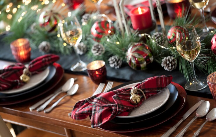 Rien ne rend mieux l'esprit de Noël que cette trilogie aux couleurs traditionnelles : rouge, or et vert foncé.