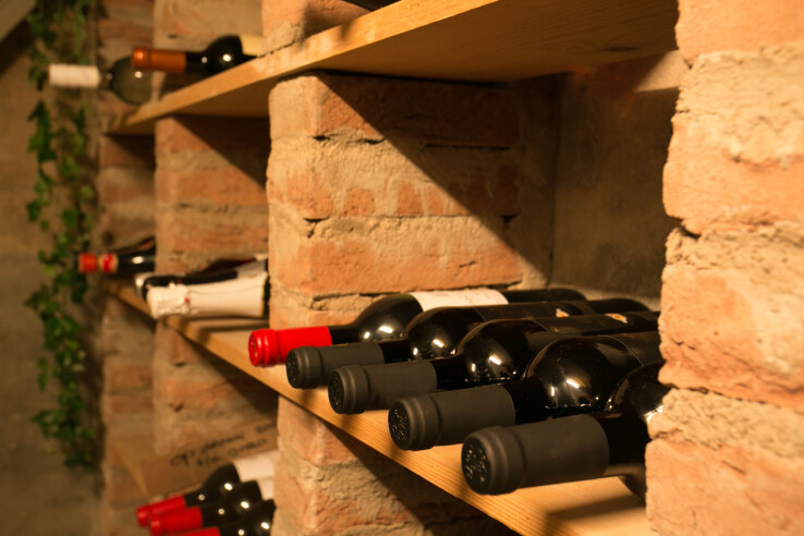 Pour le stockage en cave à vin, les bouteilles doivent être conservées couchées