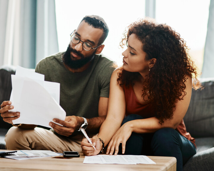 Le couple calcule les frais liés à leur logement à partir de documents