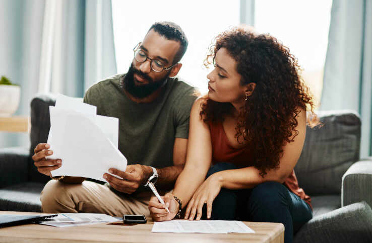 Le couple calcule les frais liés à leur logement à partir de documents
